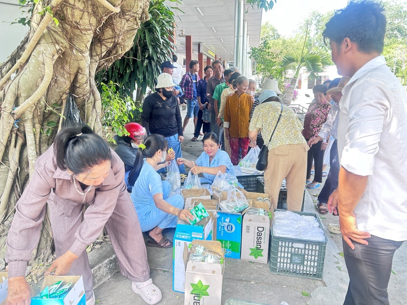 Lan tỏa yêu thương từ những suất ăn nghĩa tình tại Trung tâm Y tế Tịnh Biên